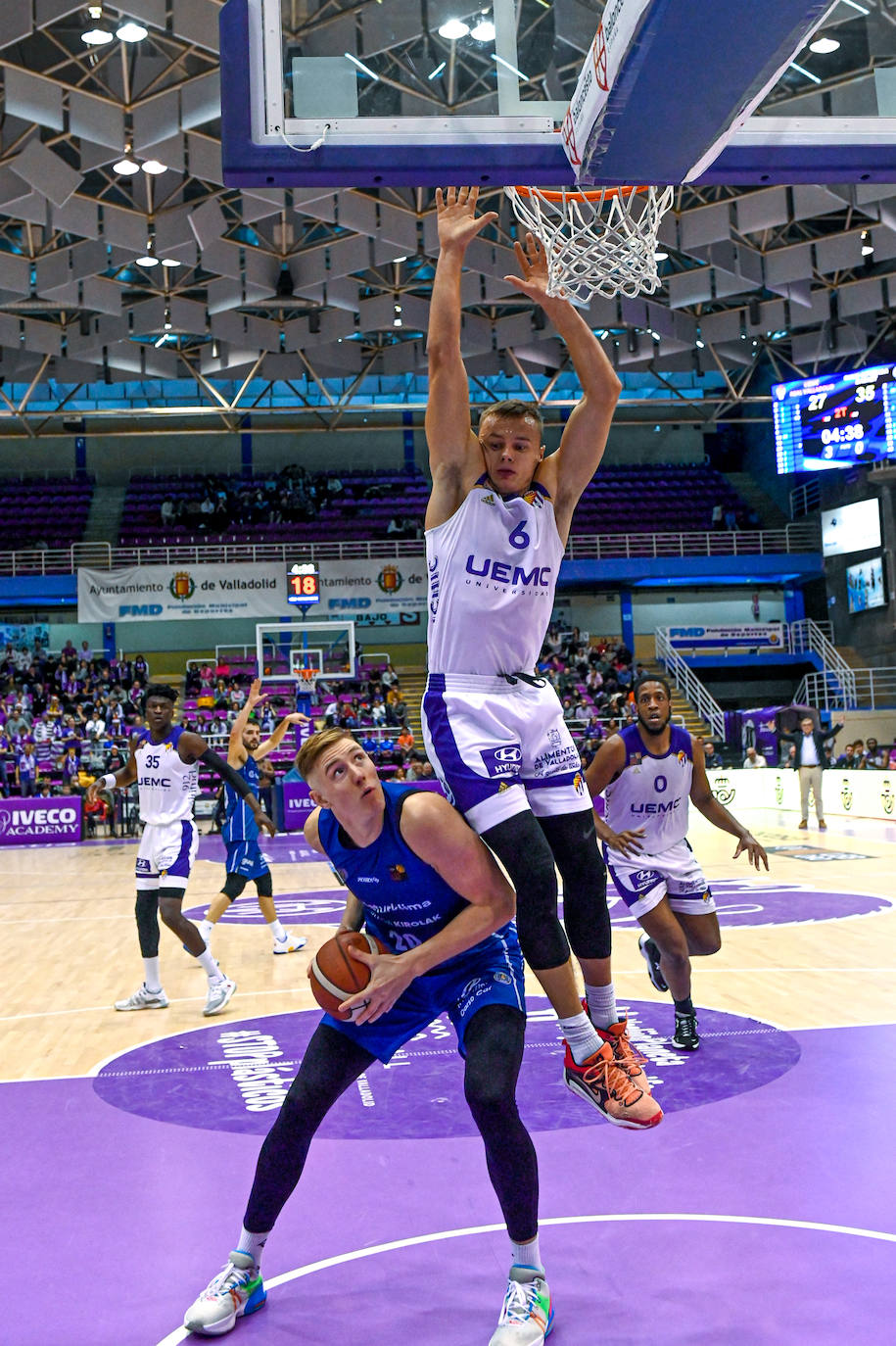 Los jugadores del Real Valladolid Baloncesto escuchan a su entrenador, Paco García.