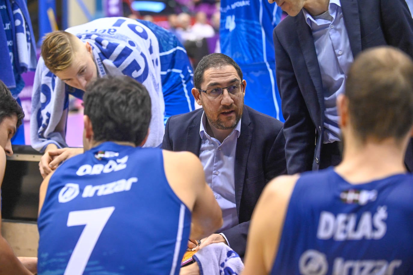 Los jugadores del Real Valladolid Baloncesto escuchan a su entrenador, Paco García.