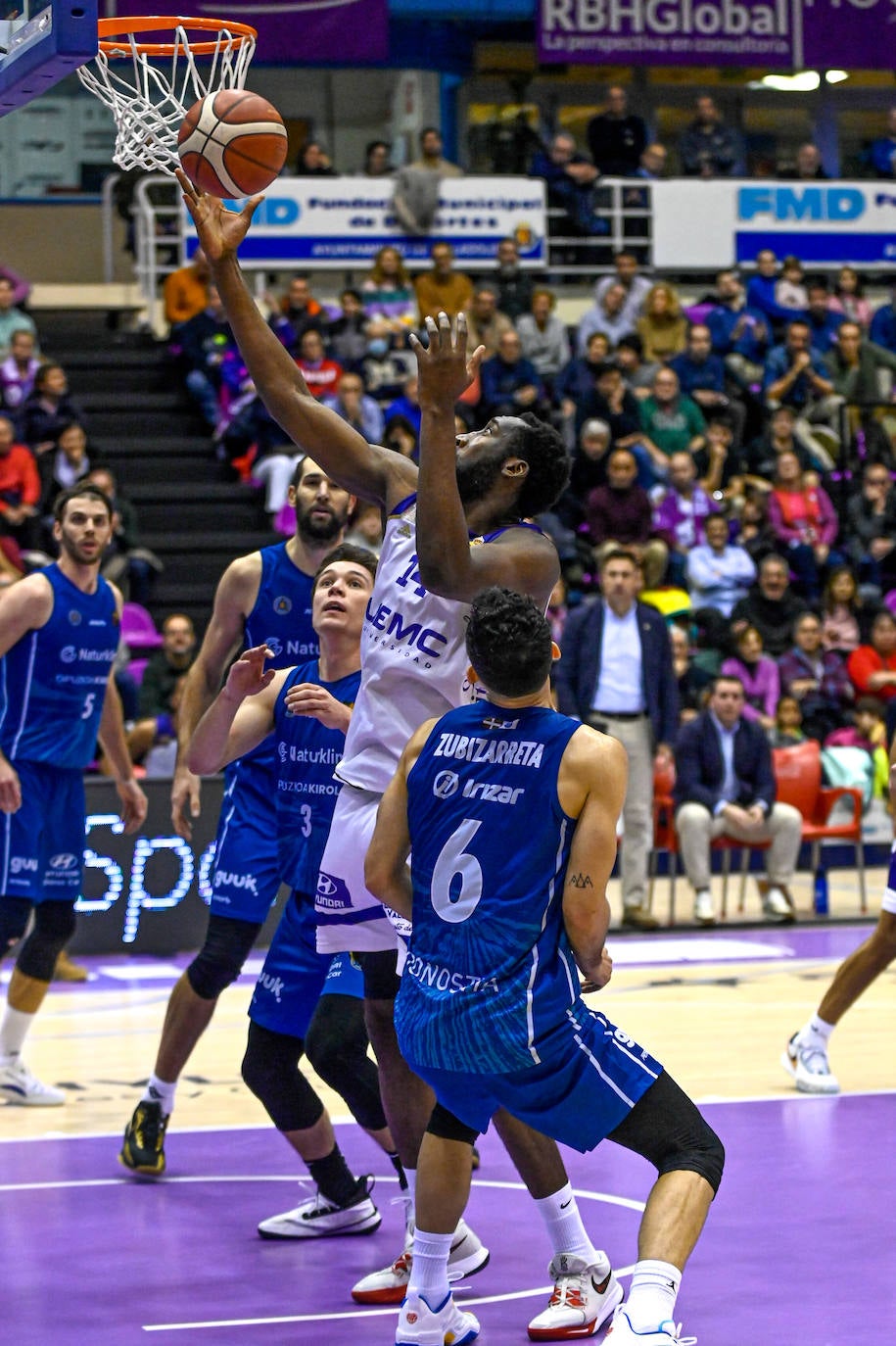 Los jugadores del Real Valladolid Baloncesto escuchan a su entrenador, Paco García.