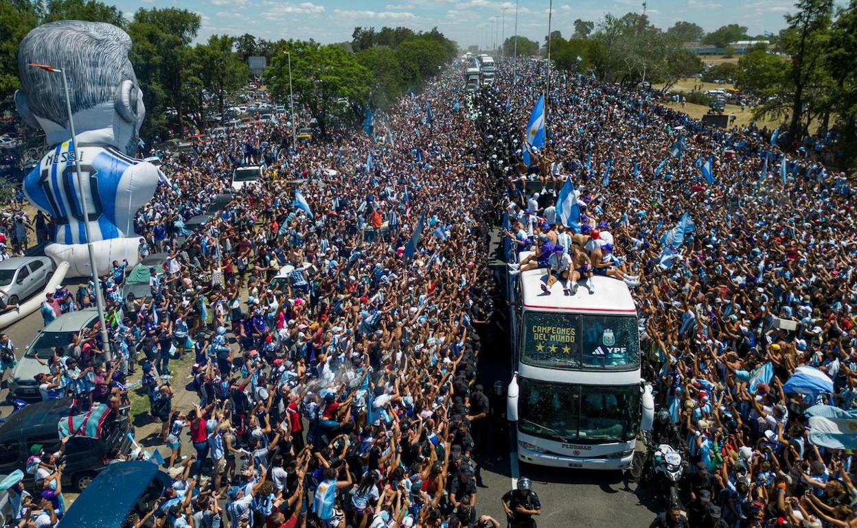 El autobús de Argentina se abre paso entre la multitud, Buenos Aires.