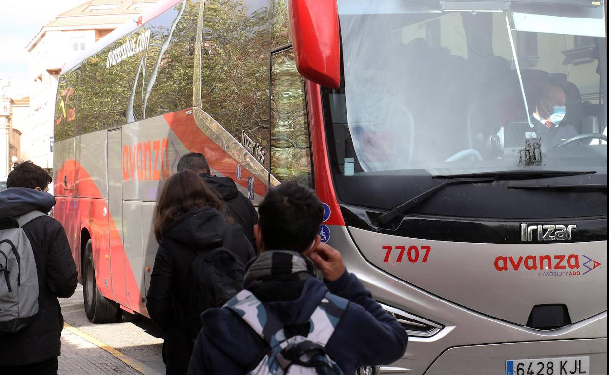 Un grupo de segovianos coge el autobús con destino Madrid.