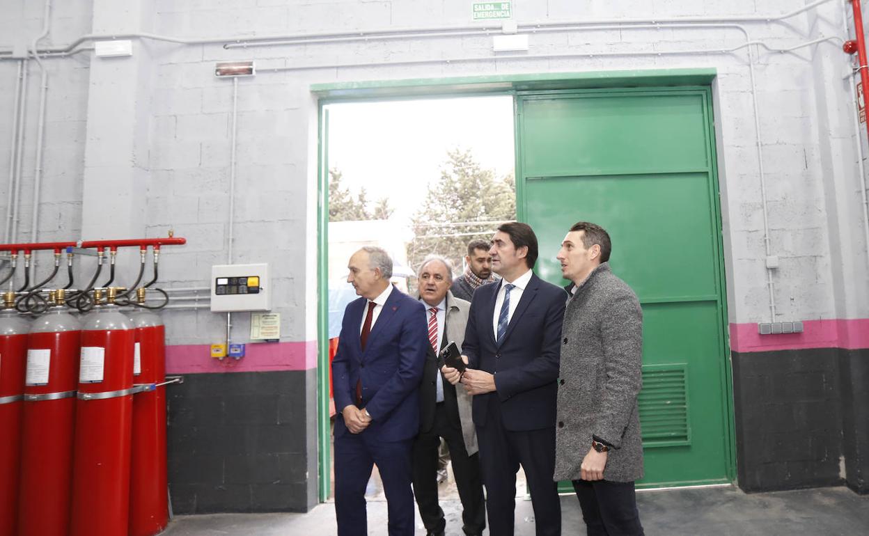 El consejero y el rector conversan con responsables de Somacyl y de la Universidad, en el interior de la central de biomasa. 