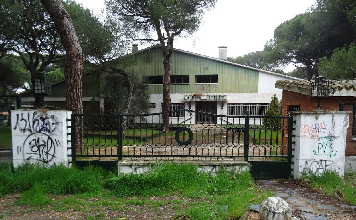 Edificio principal del Círculo Campestre en el Pinar de Antequera. 