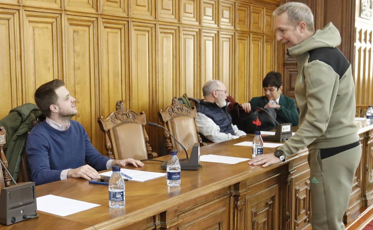 Los concejales del PSOE Álvaro Bilbao y Orlando Castro.