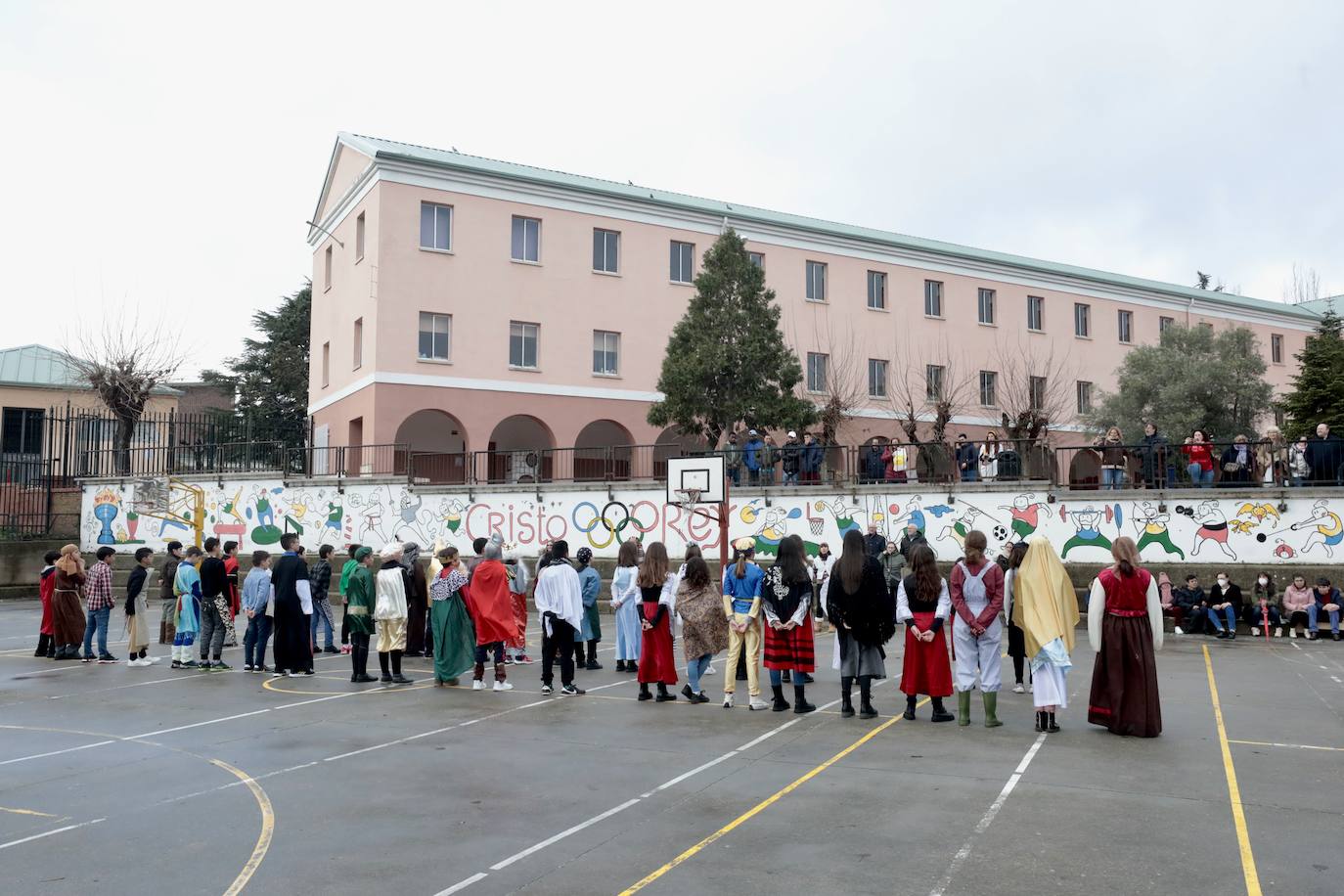 Ancianos observan a los alumnos interpretar el belén viviente.