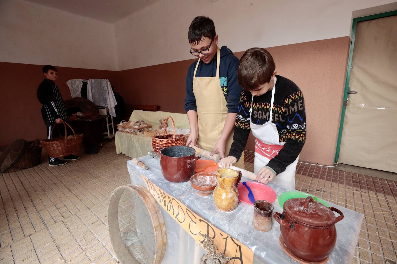 Ancianos observan a los alumnos interpretar el belén viviente.