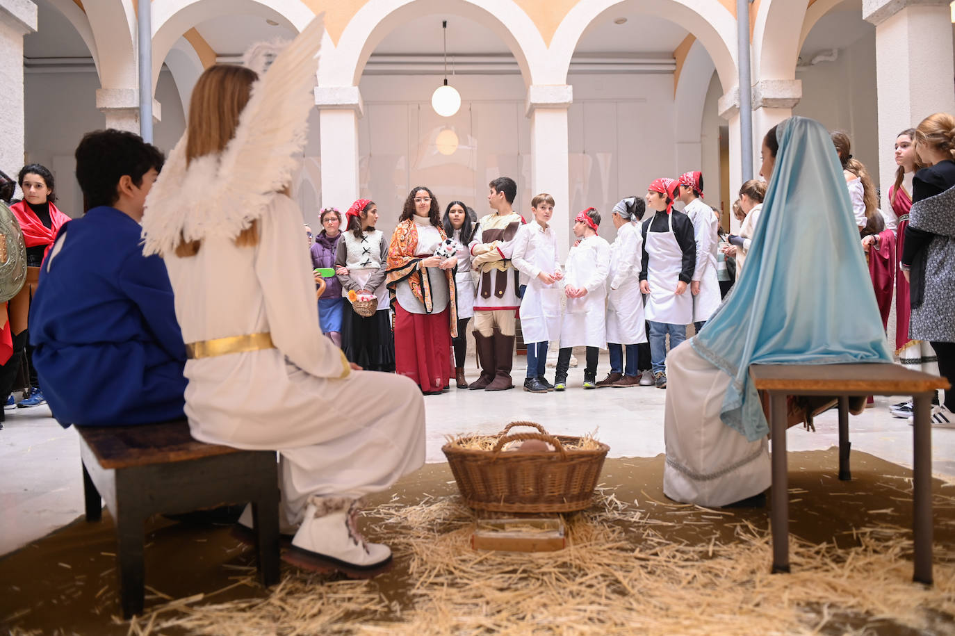 Alumnos del colegio Jesús y María interpretan un belén viviente.