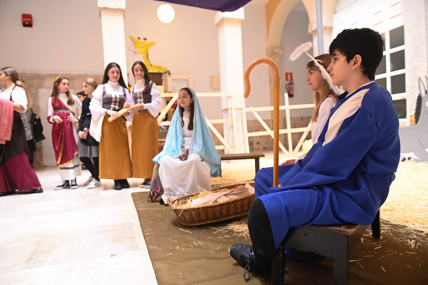 Alumnos del colegio Jesús y María interpretan un belén viviente.