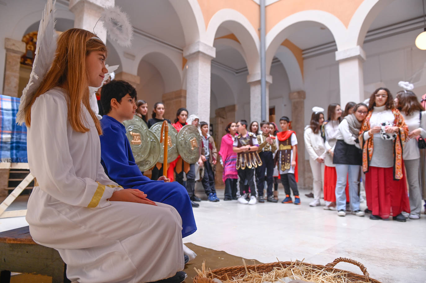 Alumnos del colegio Jesús y María interpretan un belén viviente.