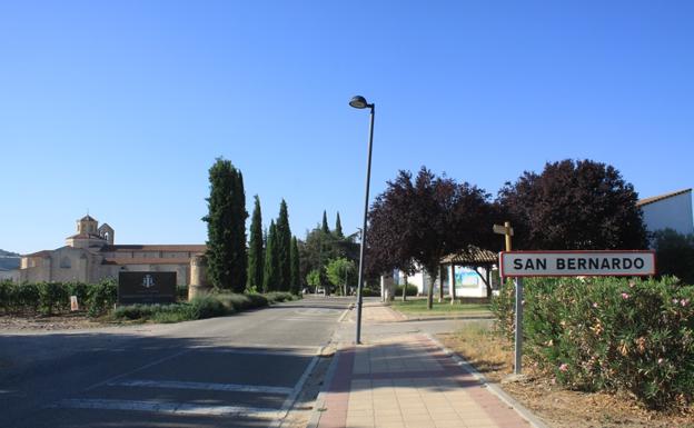 Carretera de acceso a San Bernardo.