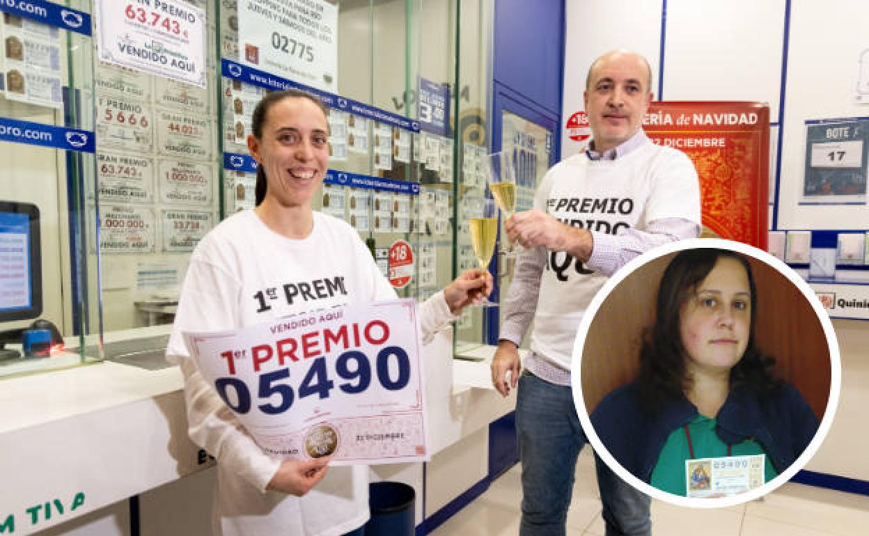 La administración de Río Shopping celebra el Gordo de la lotería. En el círculo, la agraciada Itziar de Con.