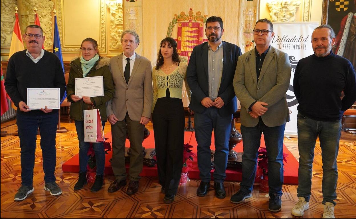 Foto de familia con los ganadores del Concurso de Relatos. 