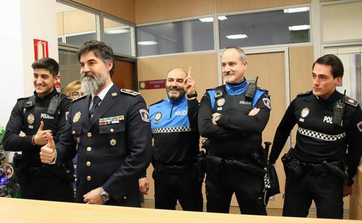 El intendente jefe de la Policía Local de León celebra con varios agentes el premio que han recibido en la Comisaría leonesa.