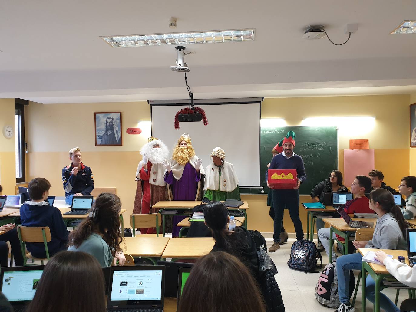 Sus Majestades de Oriente visitaron el jueves el colegio Teresianas 