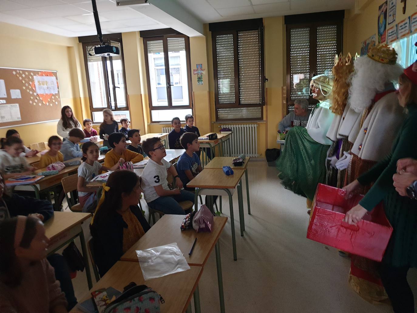 Sus Majestades de Oriente visitaron el jueves el colegio Teresianas 