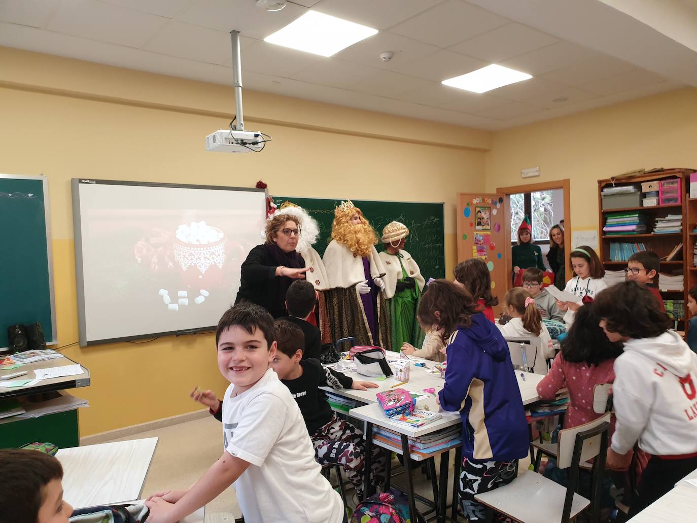 Sus Majestades de Oriente visitaron el jueves el colegio Teresianas 