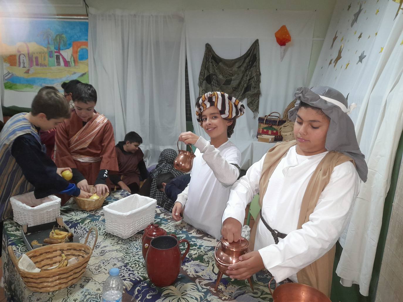 Alumnos, profesores y padres se han volcado en la preparación del belén viviente 