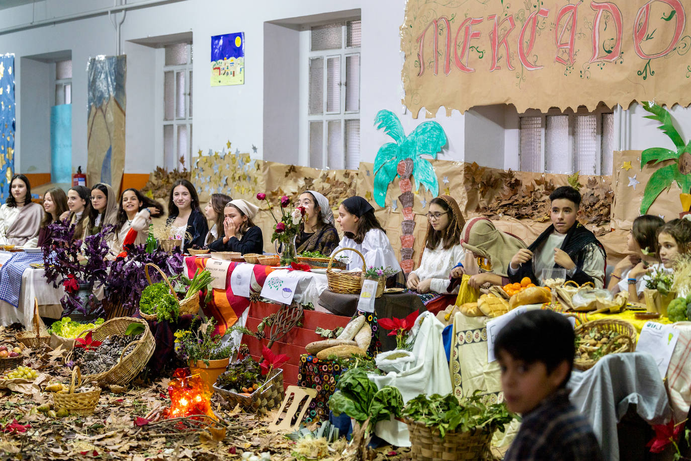 Alumnos, profesores y padres se han volcado en la preparación del belén viviente 