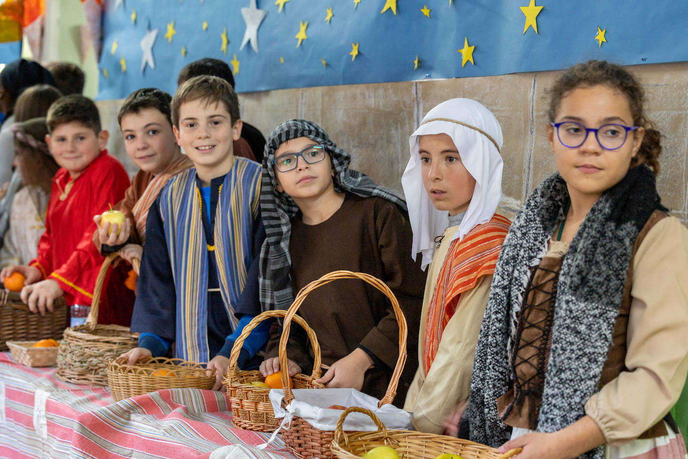 Alumnos, profesores y padres se han volcado en la preparación del belén viviente 