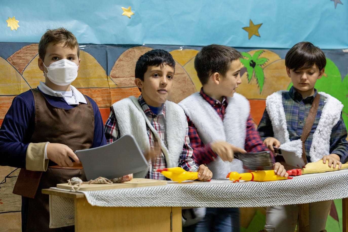 Alumnos, profesores y padres se han volcado en la preparación del belén viviente 