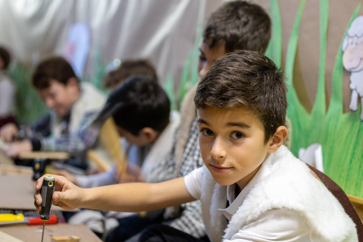 Alumnos, profesores y padres se han volcado en la preparación del belén viviente 