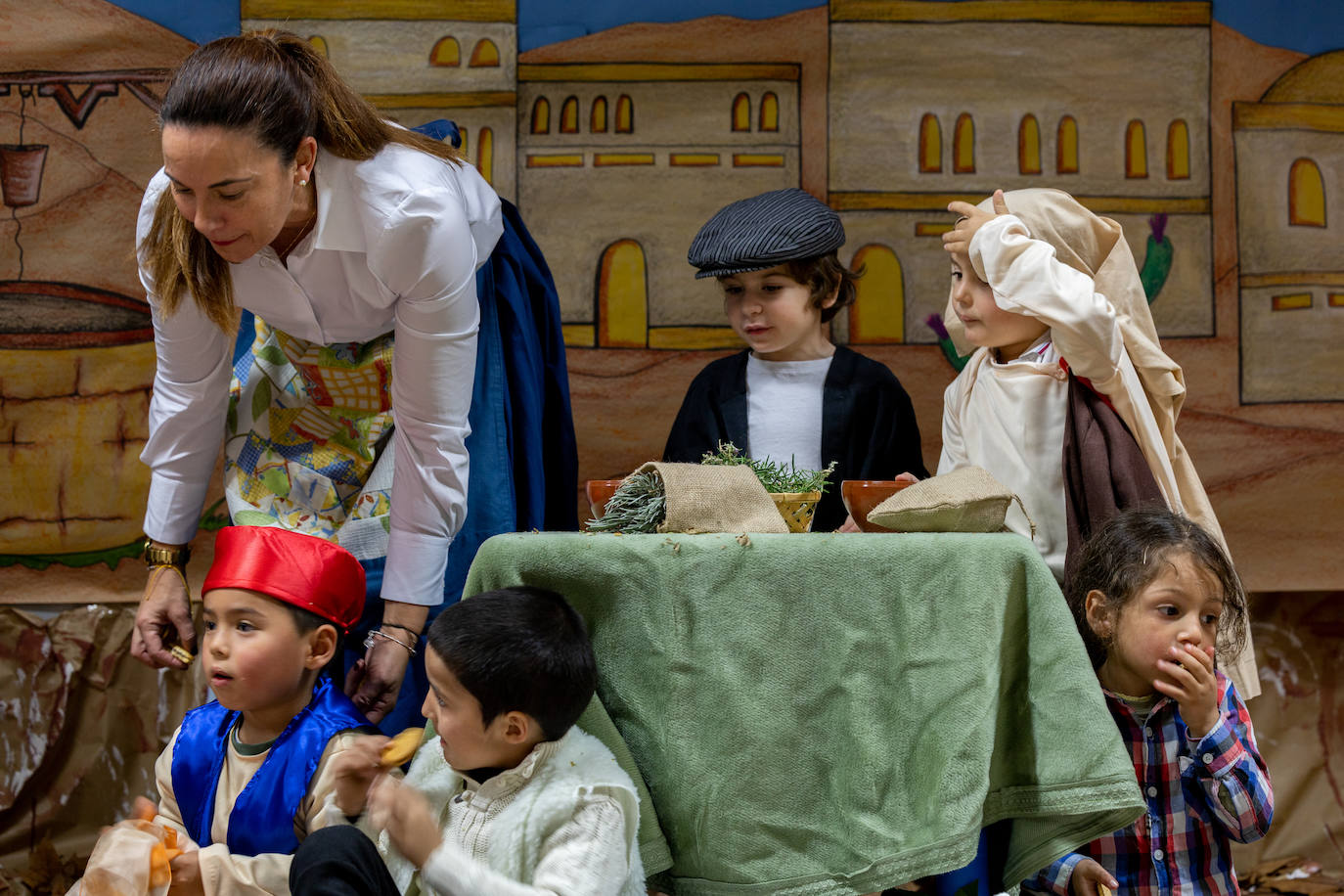 Alumnos, profesores y padres se han volcado en la preparación del belén viviente 