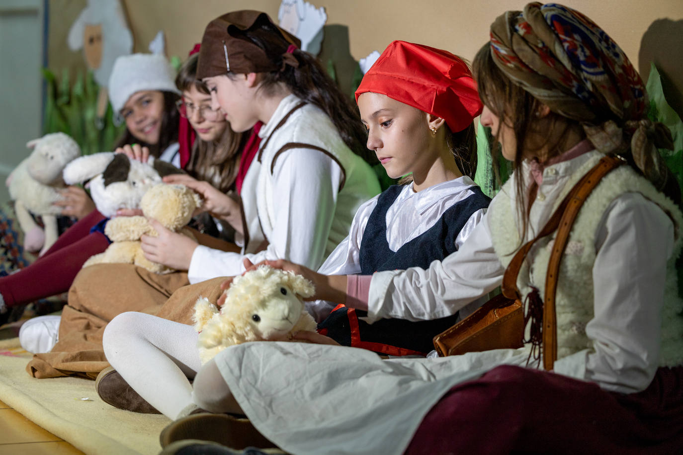 Alumnos, profesores y padres se han volcado en la preparación del belén viviente 