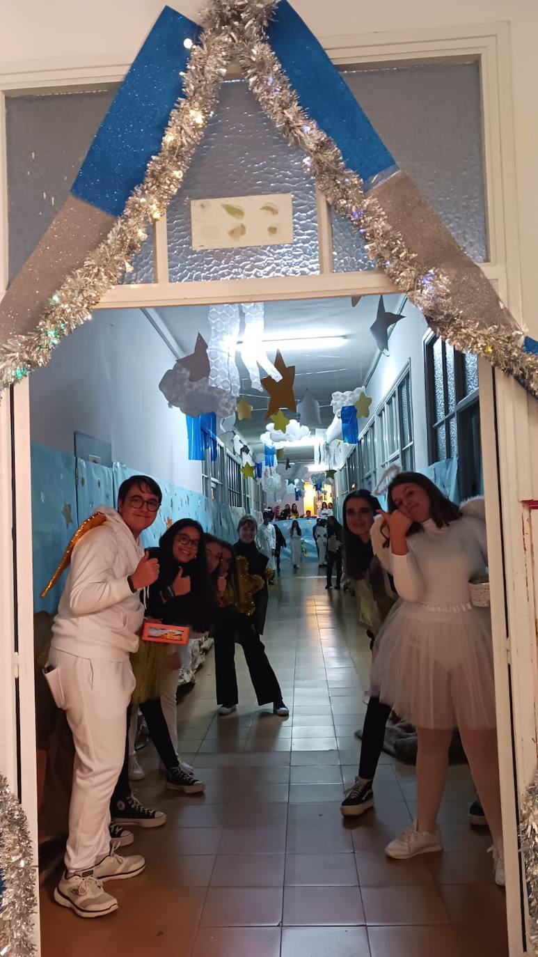 Alumnos, profesores y padres se han volcado en la preparación del belén viviente 