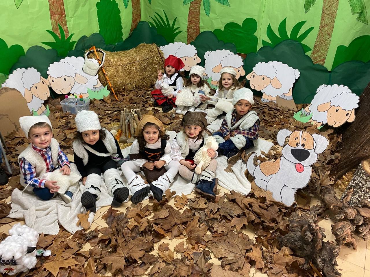 Alumnos, profesores y padres se han volcado en la preparación del belén viviente 