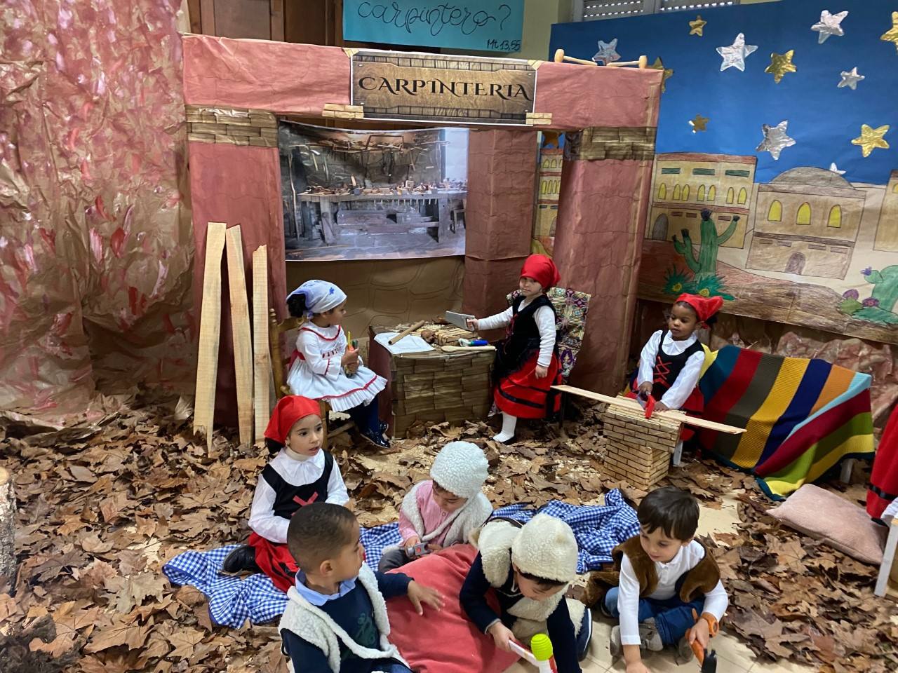 Alumnos, profesores y padres se han volcado en la preparación del belén viviente 