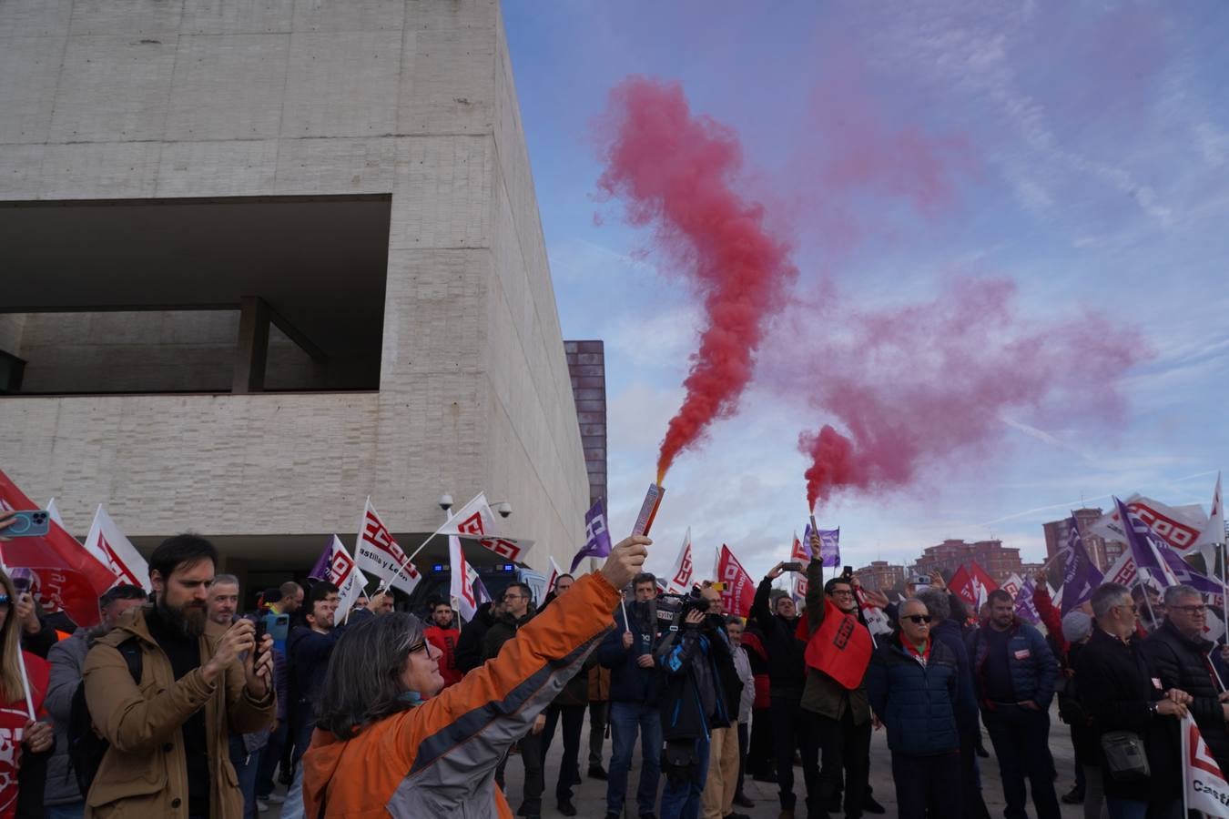 Fotos: Protesta a las puertas de las Cortes contra los presupuestos de la Junta