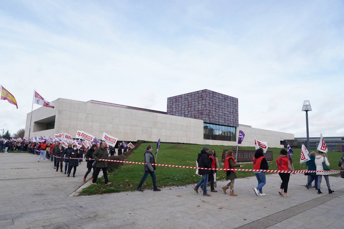 Fotos: Protesta a las puertas de las Cortes contra los presupuestos de la Junta