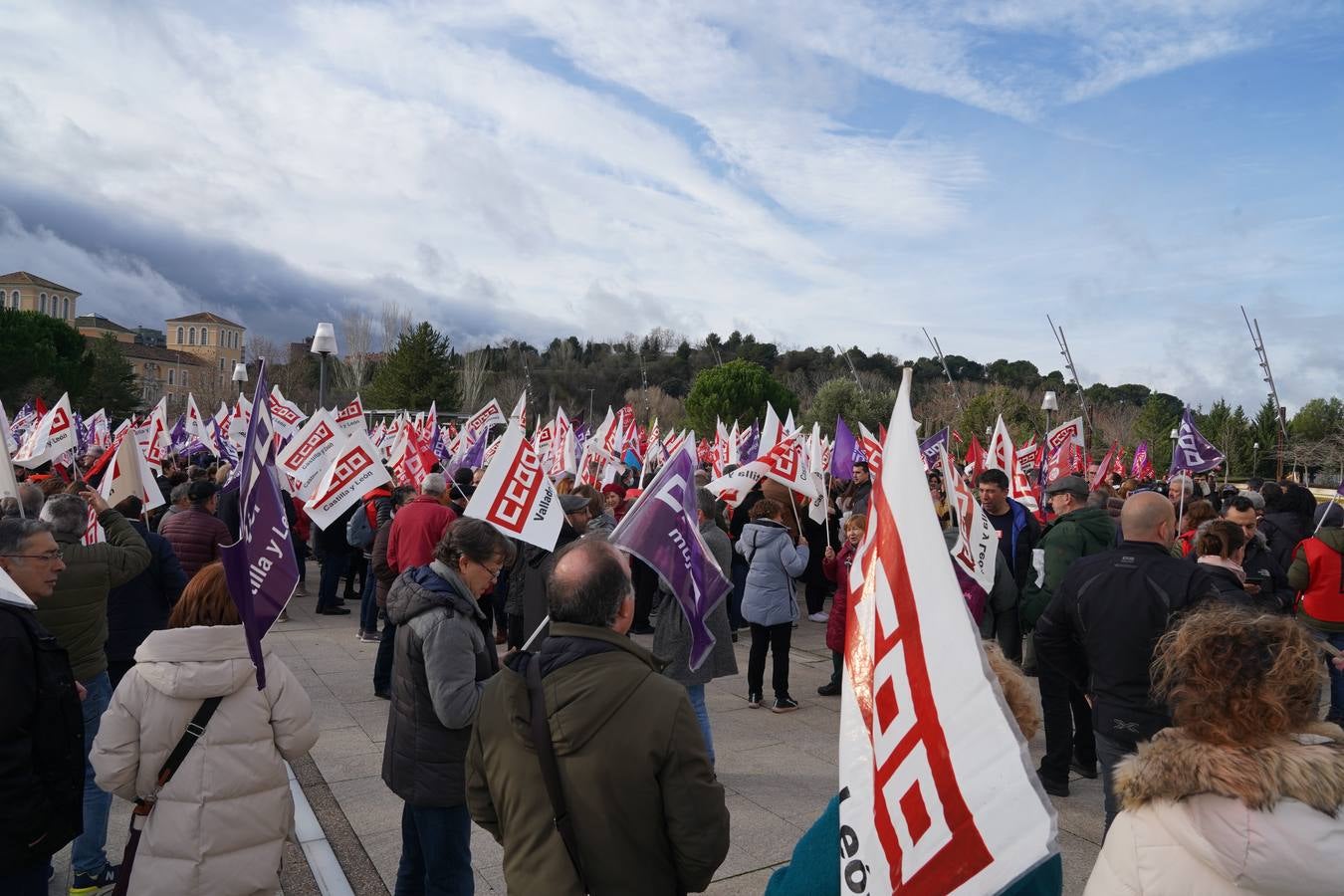 Fotos: Protesta a las puertas de las Cortes contra los presupuestos de la Junta