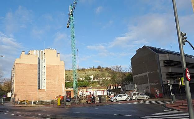 Esquina de la avenida de Gijón y la calle Manuel López Antolí, con el muro derribado. 