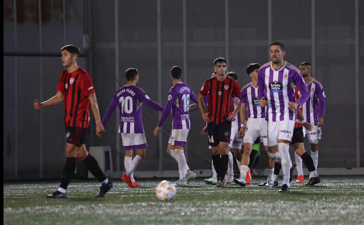 Jugadores del Real Valladolid celebran uno de los goles frente al Arenas en la Copa.