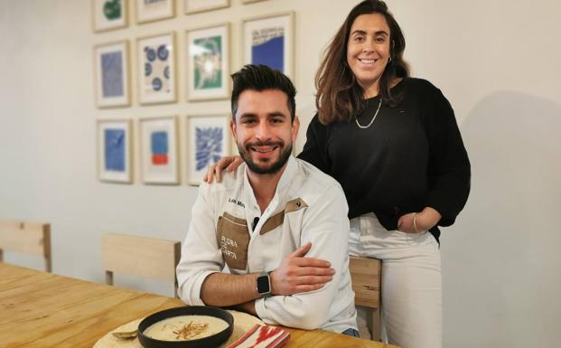 El chef Laín Montes y su socia Yaiza de Diego con su propuesta navideña para llevar a domicilio, una Crema Reina con puerros y otros ingredientes de la tierra 