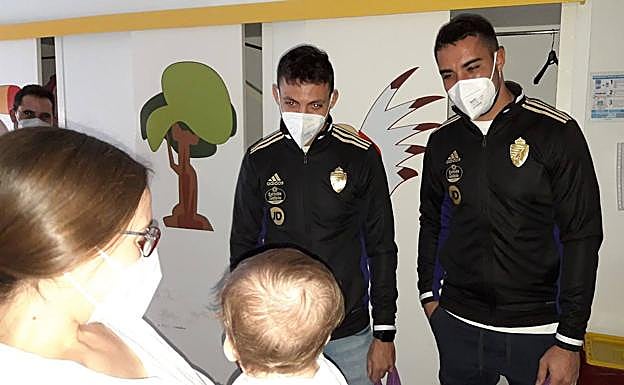 Óscar Plano y Sergio Asenjo, en el Hospital Clínico. 