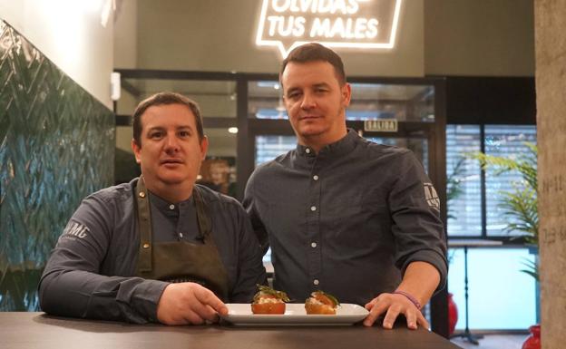 El chef José Antonio López Ramiro y Fernando Álvarez Abril muestran sus tomates rellenos escaldados en el restaurante que están a punto de abrir. 