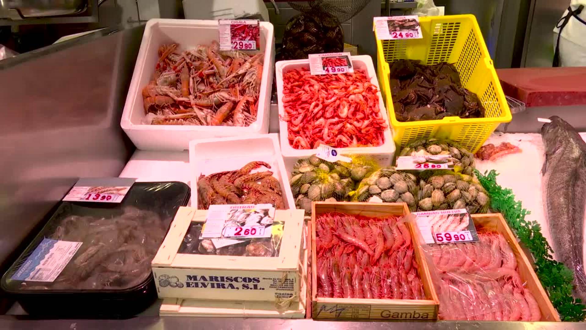 El mercado de La Ribera de Bilbao contiene los precios de cara a la Navidad
