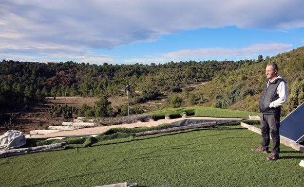 Pablo, en el techo de su casa, desde donde se ve toda su montaña. 