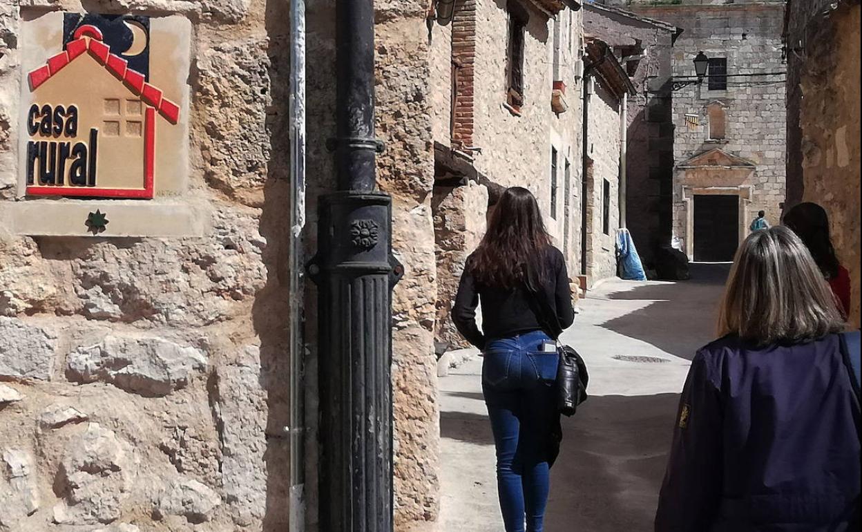 Un grupo de mujeres camina junto a una casa rural de la provincia. 