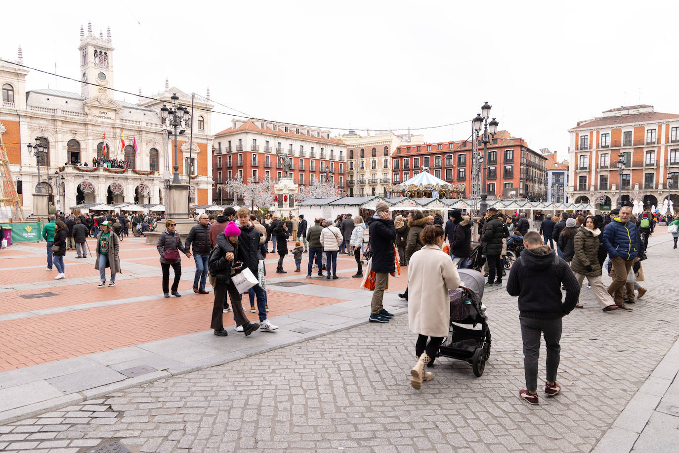 Una pareja abrazada en la Plaza Mayor de Valladolid en Navidad