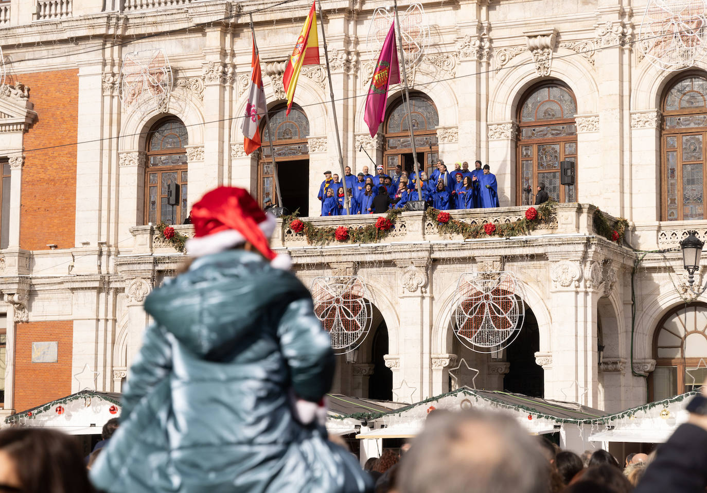 Una pareja abrazada en la Plaza Mayor de Valladolid en Navidad