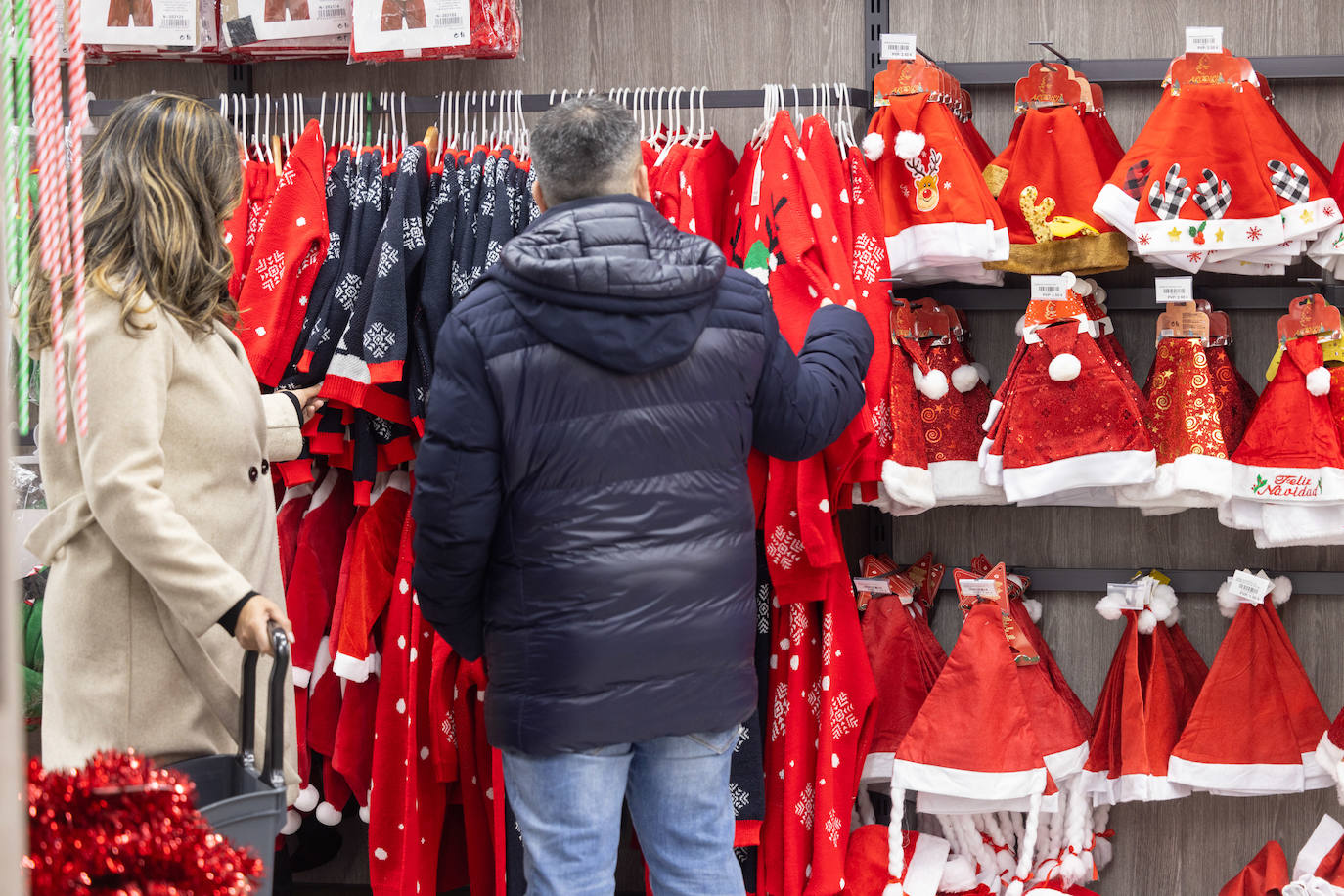 Una pareja abrazada en la Plaza Mayor de Valladolid en Navidad