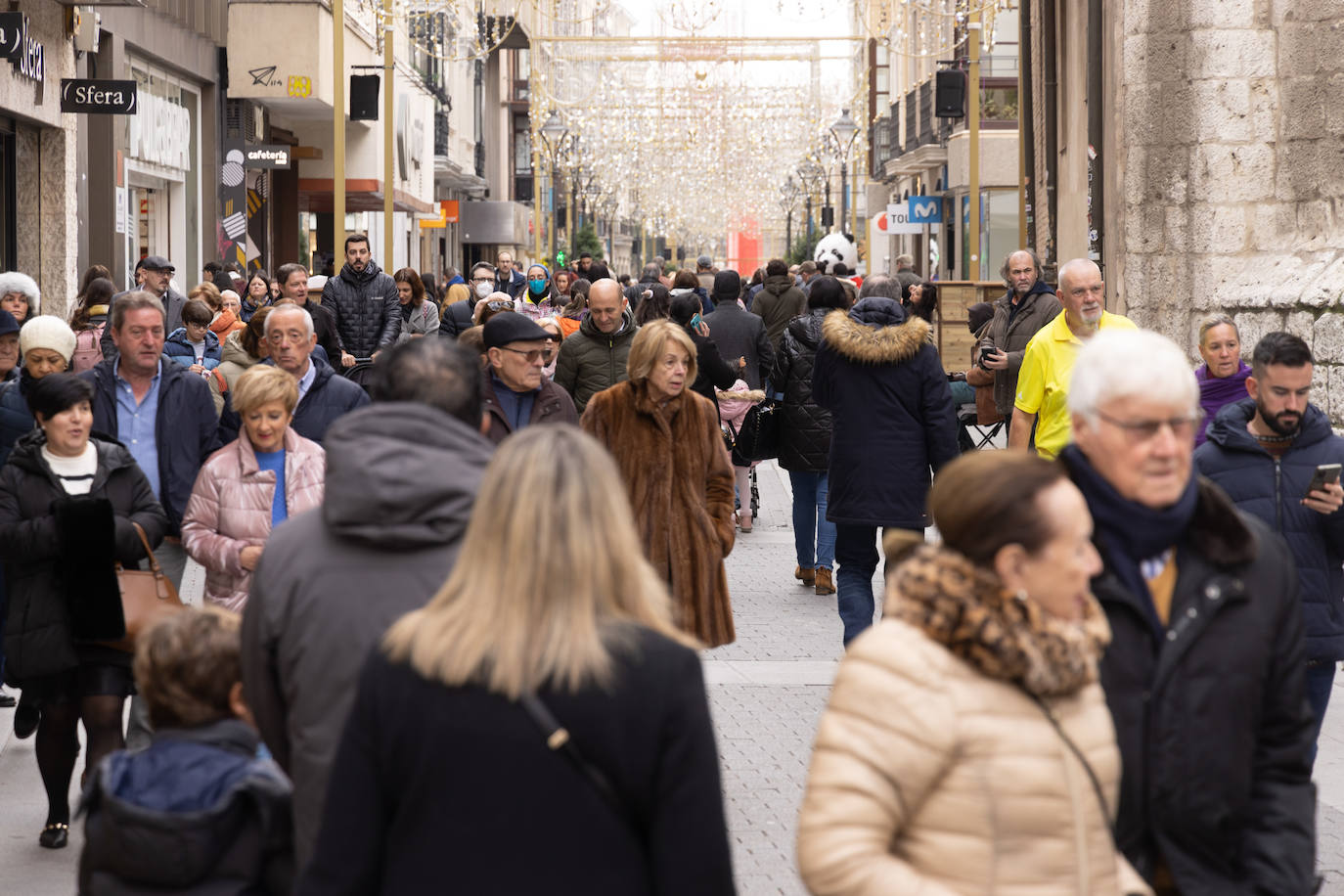 Una pareja abrazada en la Plaza Mayor de Valladolid en Navidad