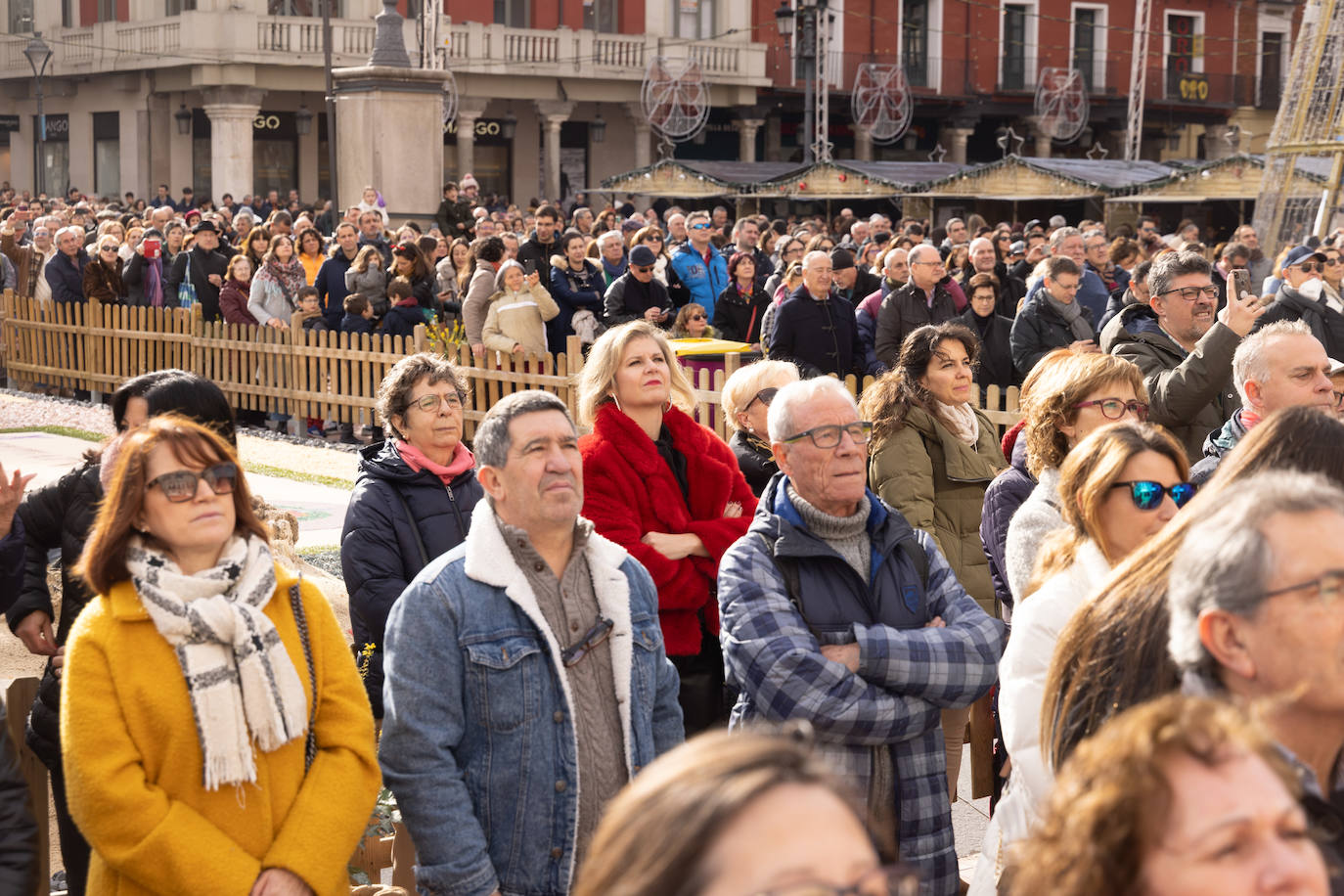 Una pareja abrazada en la Plaza Mayor de Valladolid en Navidad