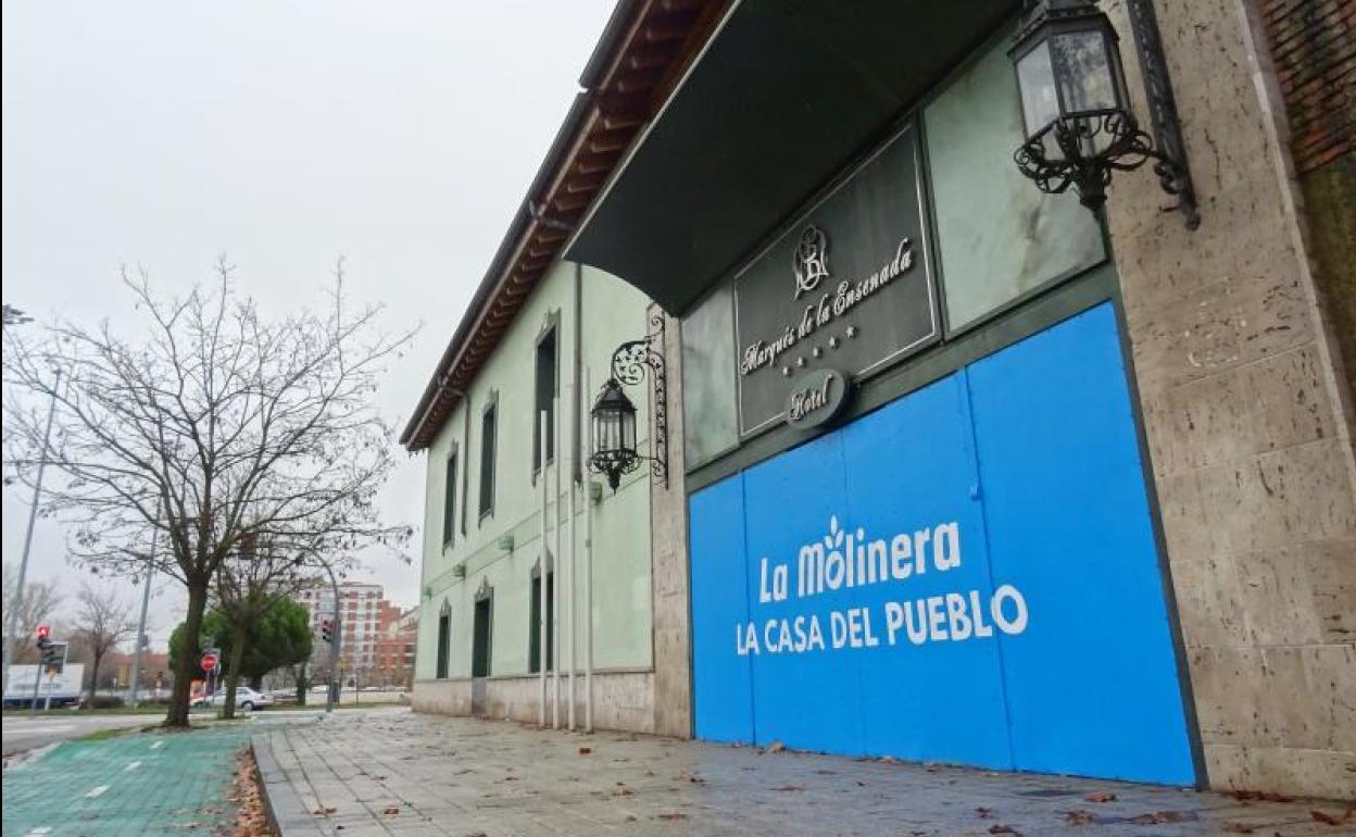 Exterior del antiguo hotel Marqués de la Ensenada, con el logotipo de La Molinera. 