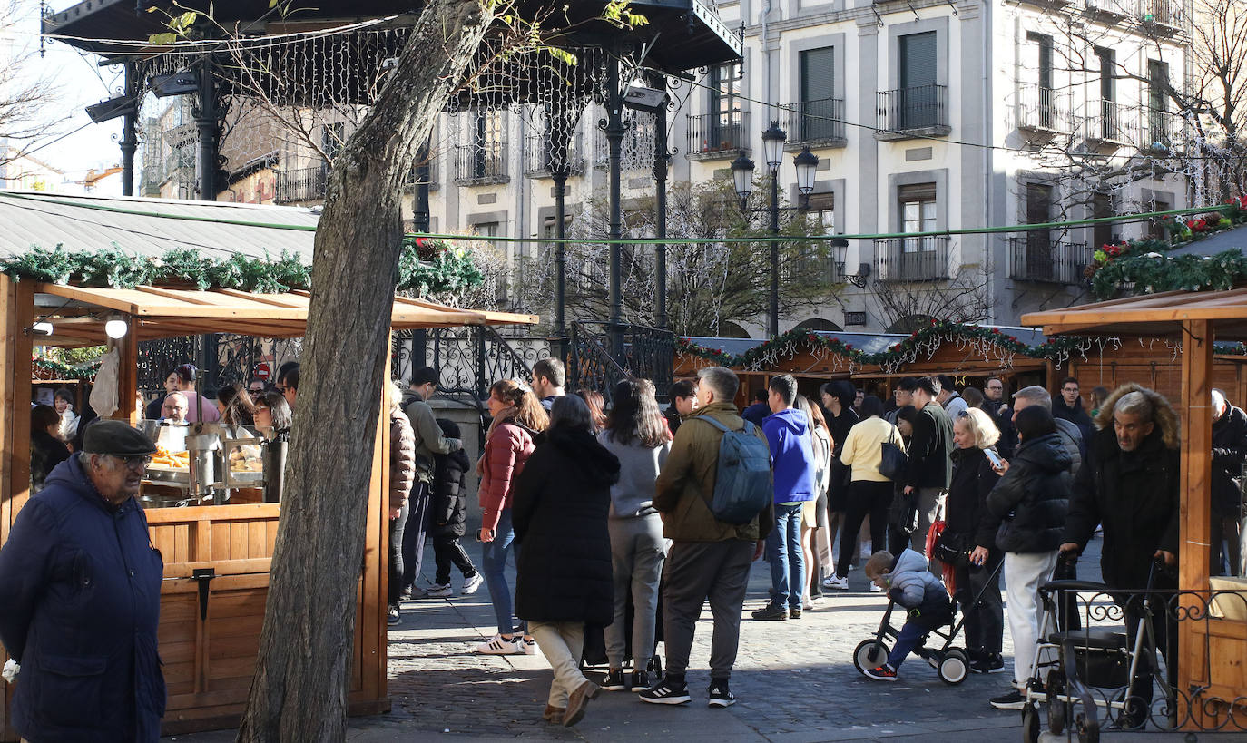 Ambiente navideño en las calles de Segovia.