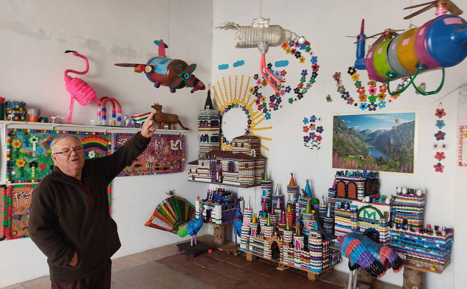 Manolo Mateo, con algunas de las creaciones que tiene en el garaje. 