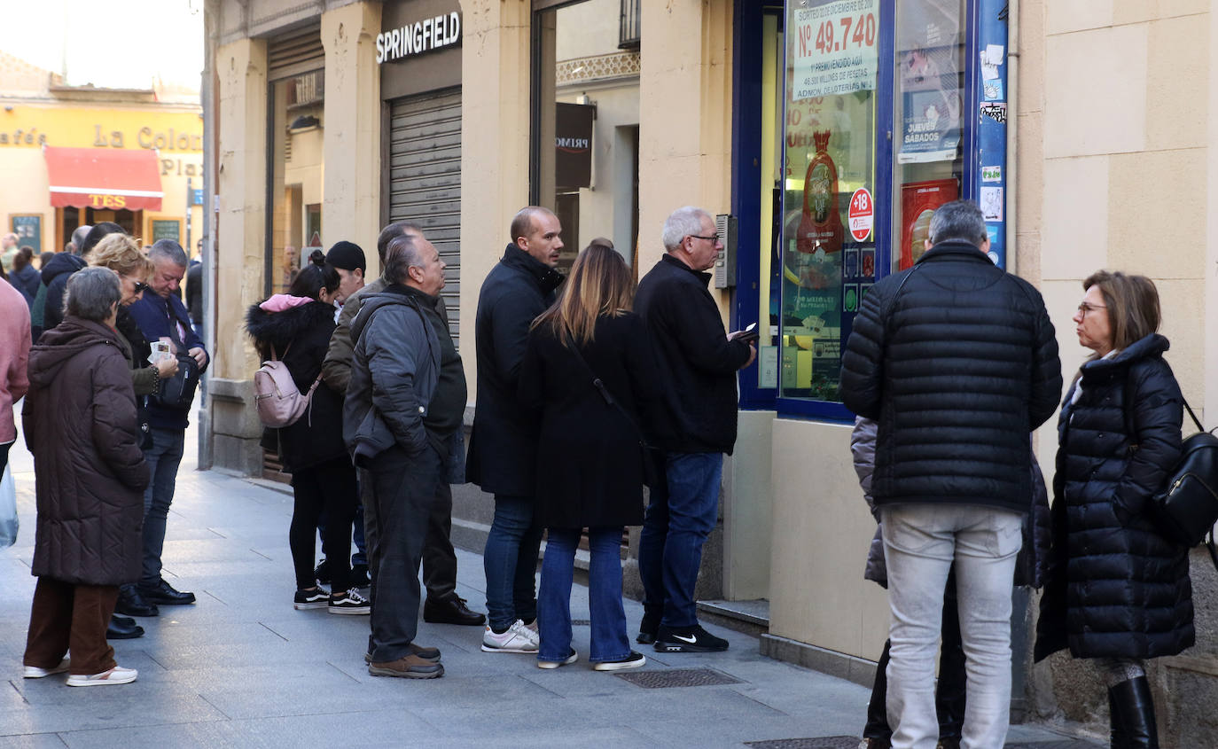 Colas en una administración de lotería del centro de Segovia este martes por la mañana.